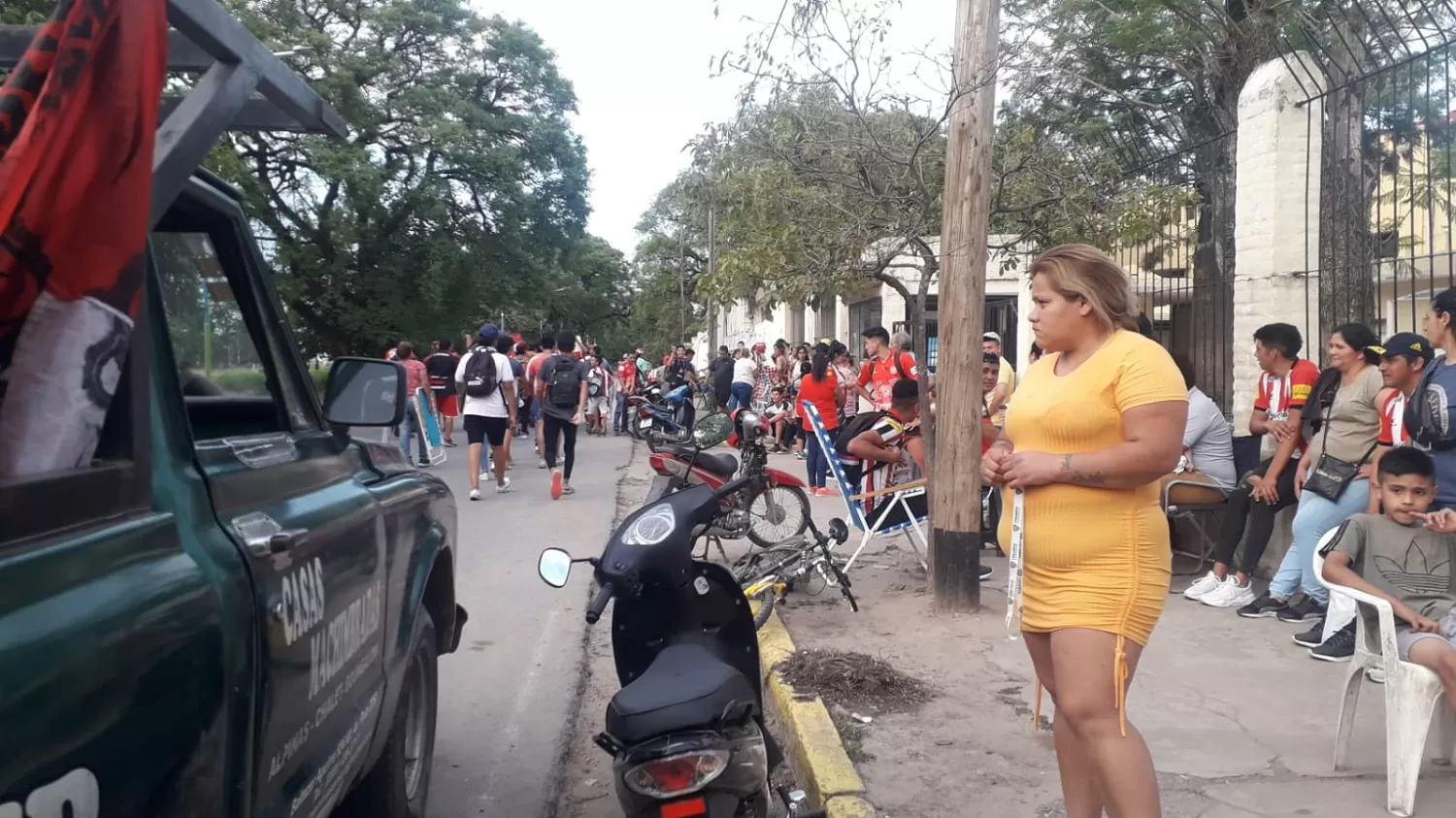 ANSIOSOS. Los hinchas del Santo esperan por su entrada.