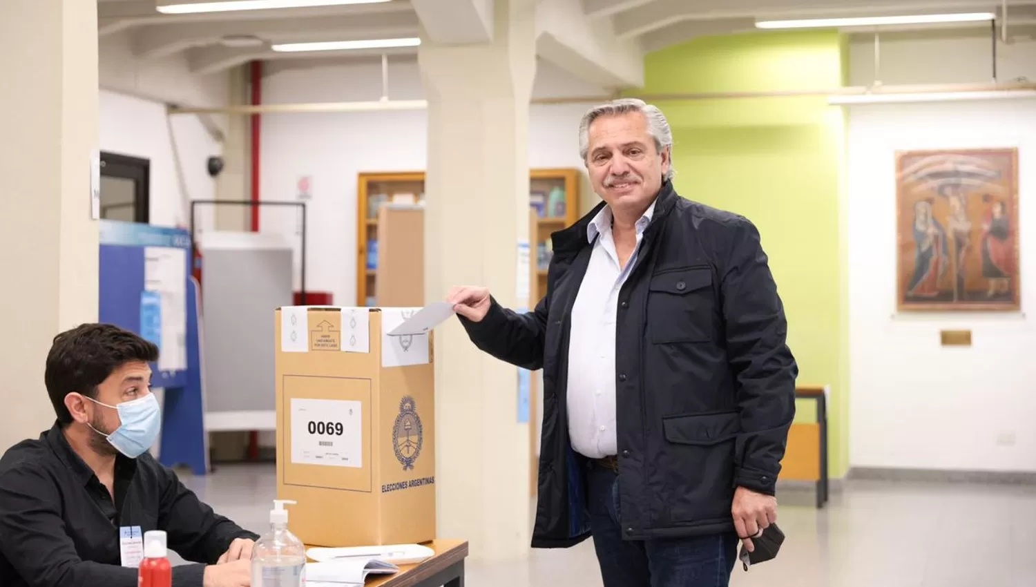 EN LA UCA. El presidente Alberto Fernández votó en el barrio porteño de Puerto Madero.