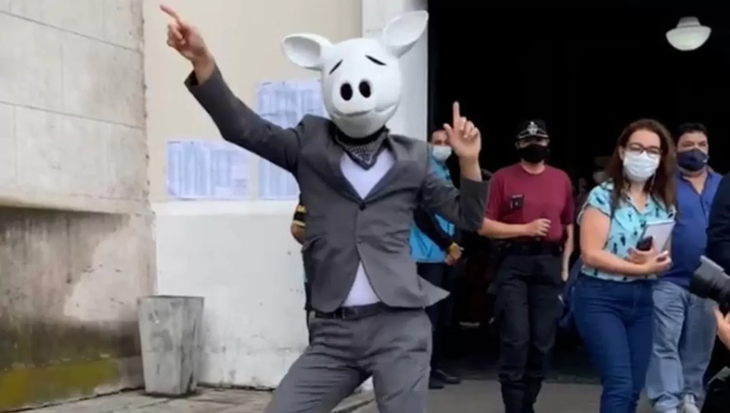 EXCÉNTRICO. Un hombre con traje gris se paseó por la Facultad de Derecho, en Buenos Aires.