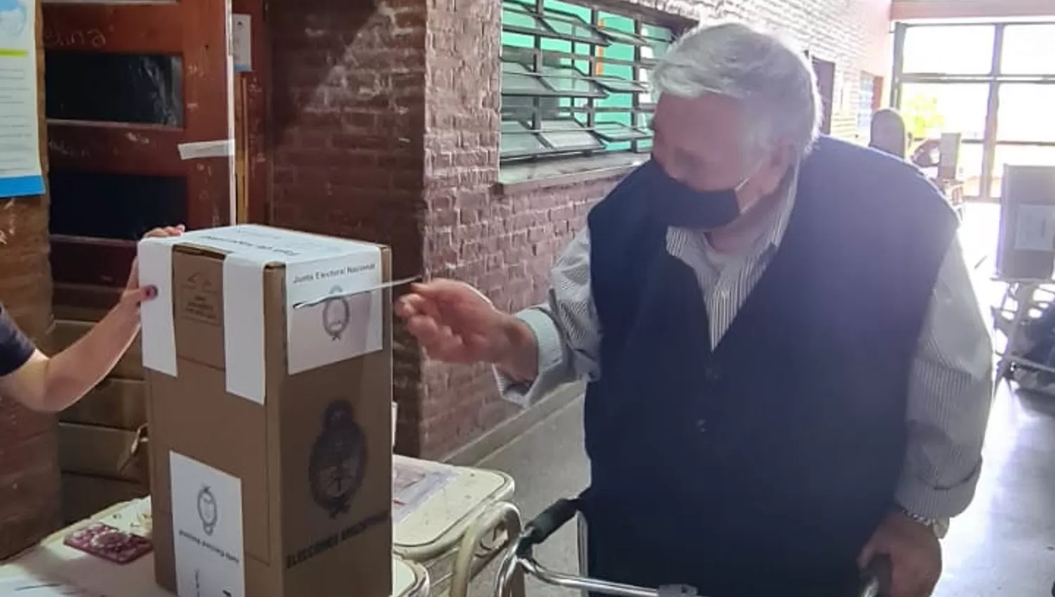 UN EJEMPLO. A pesar de su avanzada edad, Roberto Terán Vega acudió a votar en una escuela de Yerba Buena.