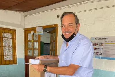 Tras su internación, Alperovich reapareció para votar: cumplí con mi deber