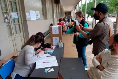 En fotos: sin apuro y con un abrigo ligero, los tucumanos comenzaron a poblar las escuelas