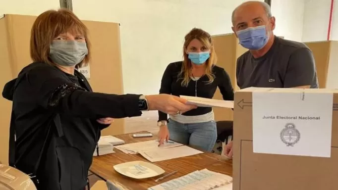 ELECCIONES. Patricia Bullrich emitiendo su voto. Foto tomada de A24.com