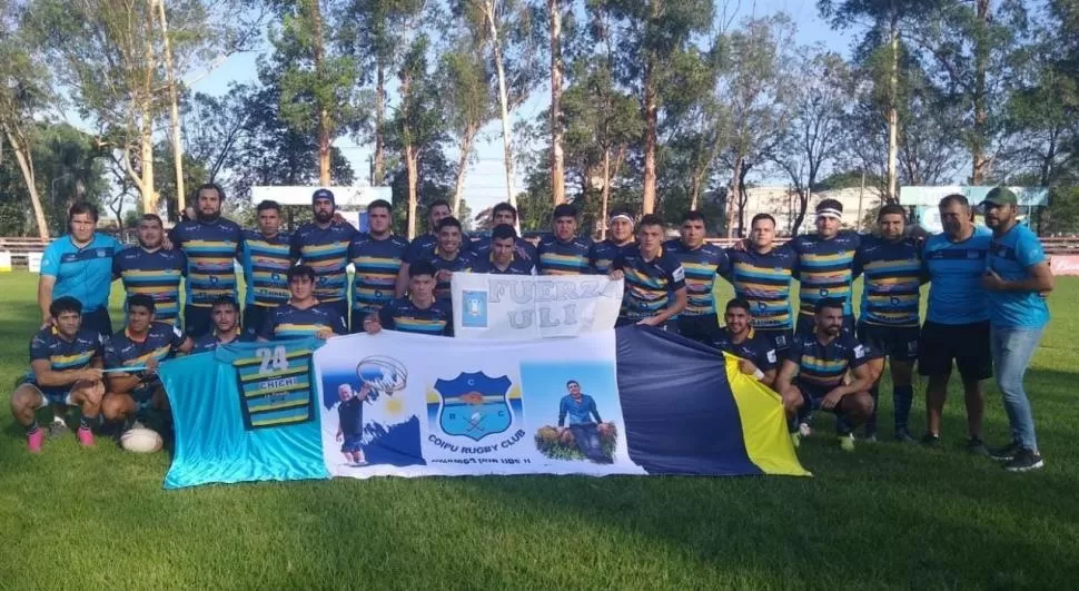 LOS CAMPEONES. Los jugadores de Coipú posan para inmortalizar un momento inolvidable en sus 19 años de existencia. gentileza foto de Agustín Soria