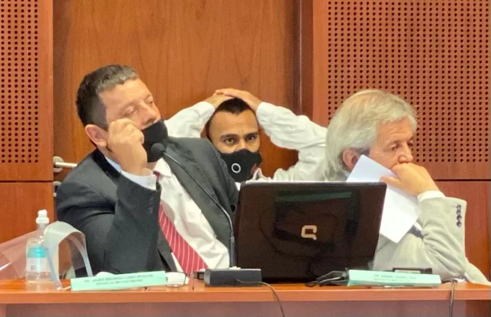 GOLPEADOS. Los defensores Javier Lobo Aragón y Manuel Pedernera, con gestos de preocupación. Atrás, Visuara se toma la cabeza.  