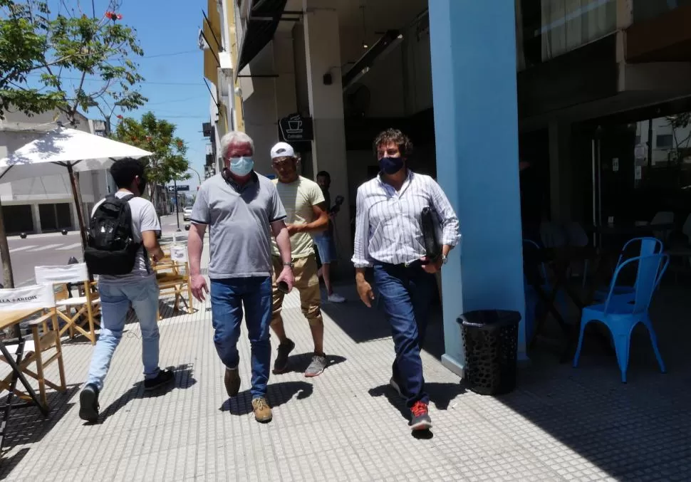 APURADO. El concejal y dirigente Rodolfo Saracho se dirige a tribunales junto al defensor de sus dos hijos Sergio Faiad. la gaceta / foto de Osvaldo Ripoll