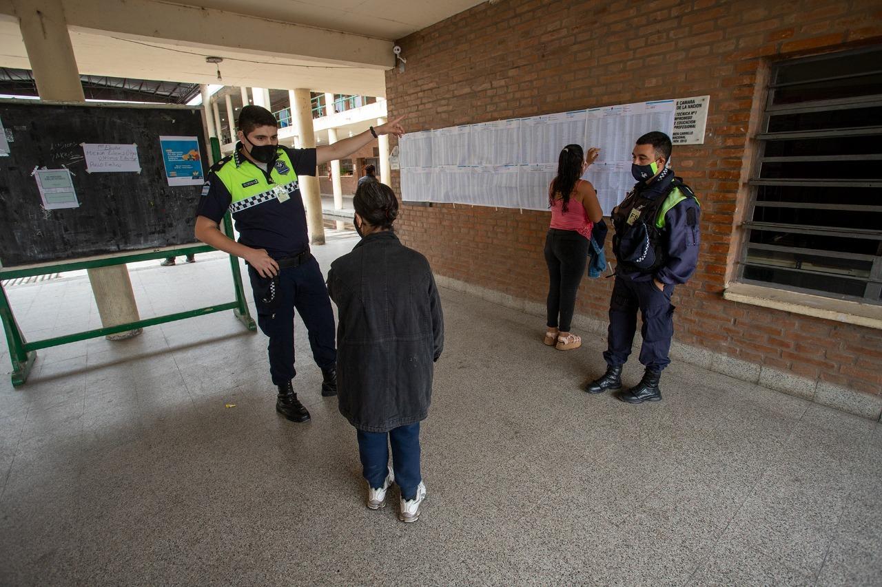 El Ministro de Seguridad destacó que los policías colaboraron con los ciudadanos que fueron a votar. 