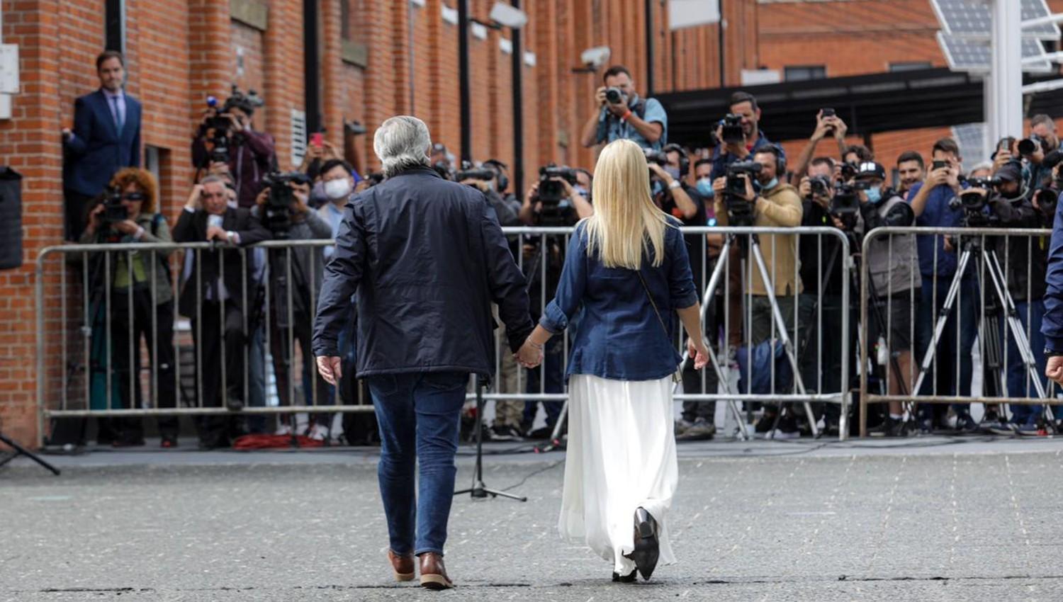 ANTE LA PRENSA. Alberto Fernández y Fabiola Yáñez segundos antes de la conferencia del presidente luego de emitir su voto.