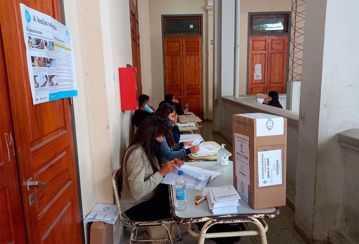 En fotos: sin apuro y con un abrigo ligero, los tucumanos comenzaron a poblar las escuelas