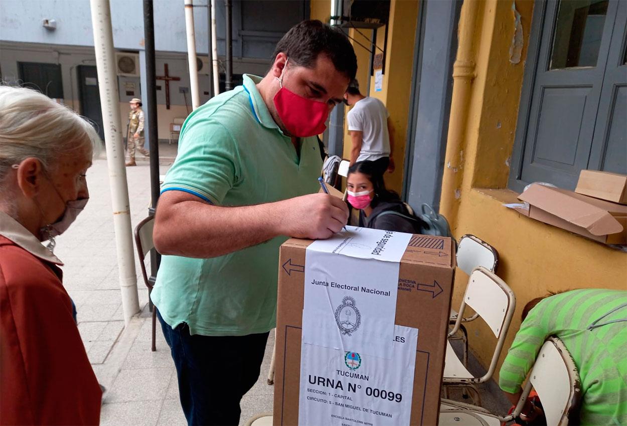 En fotos: sin apuro y con un abrigo ligero, los tucumanos comenzaron a poblar las escuelas