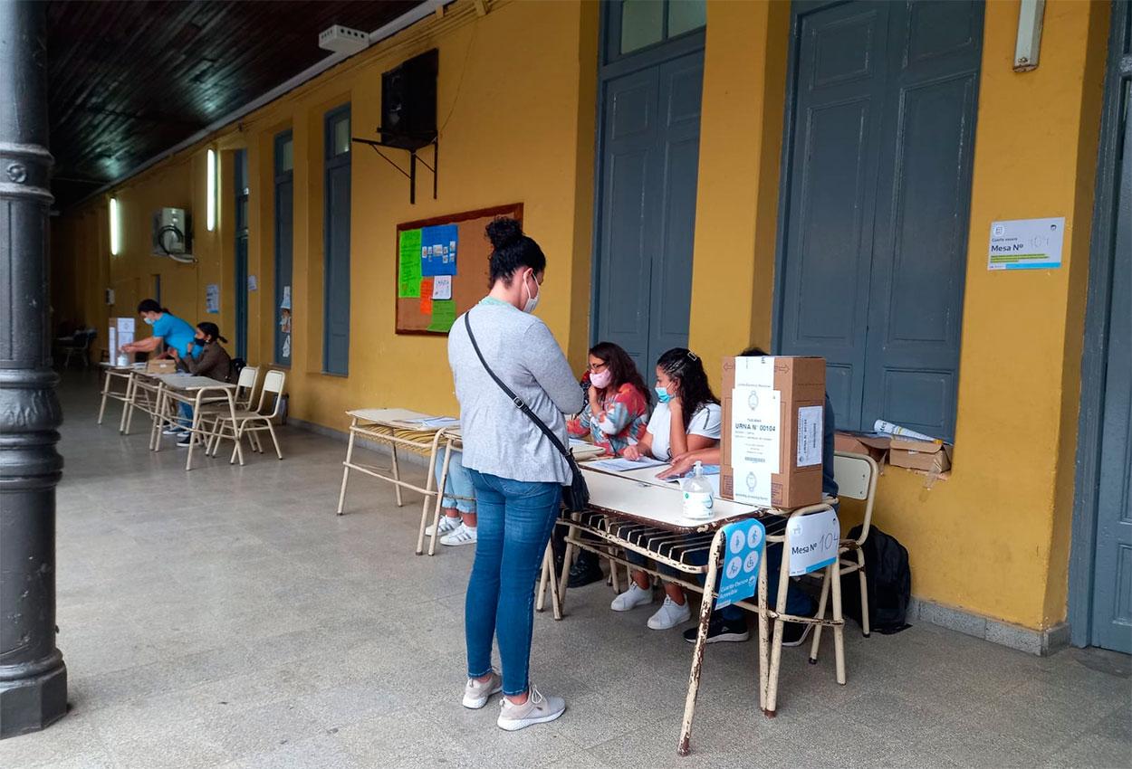 En fotos: sin apuro y con un abrigo ligero, los tucumanos comenzaron a poblar las escuelas