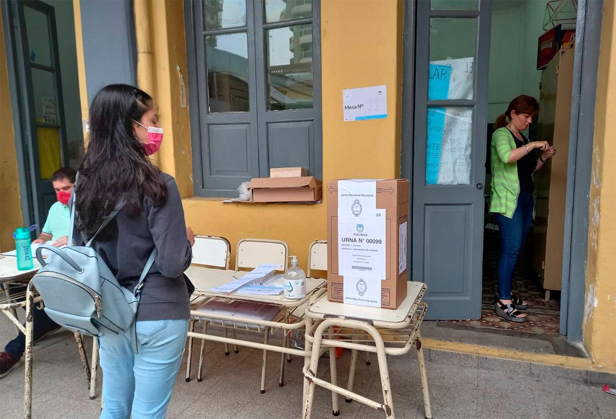 En fotos: sin apuro y con un abrigo ligero, los tucumanos comenzaron a poblar las escuelas