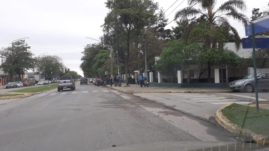 FRENTE AL COLEGIO SAN JAVIER. Pasadas las 9 continuaba siendo escaso el movimiento en la avenida Aconquija. LA GACETA