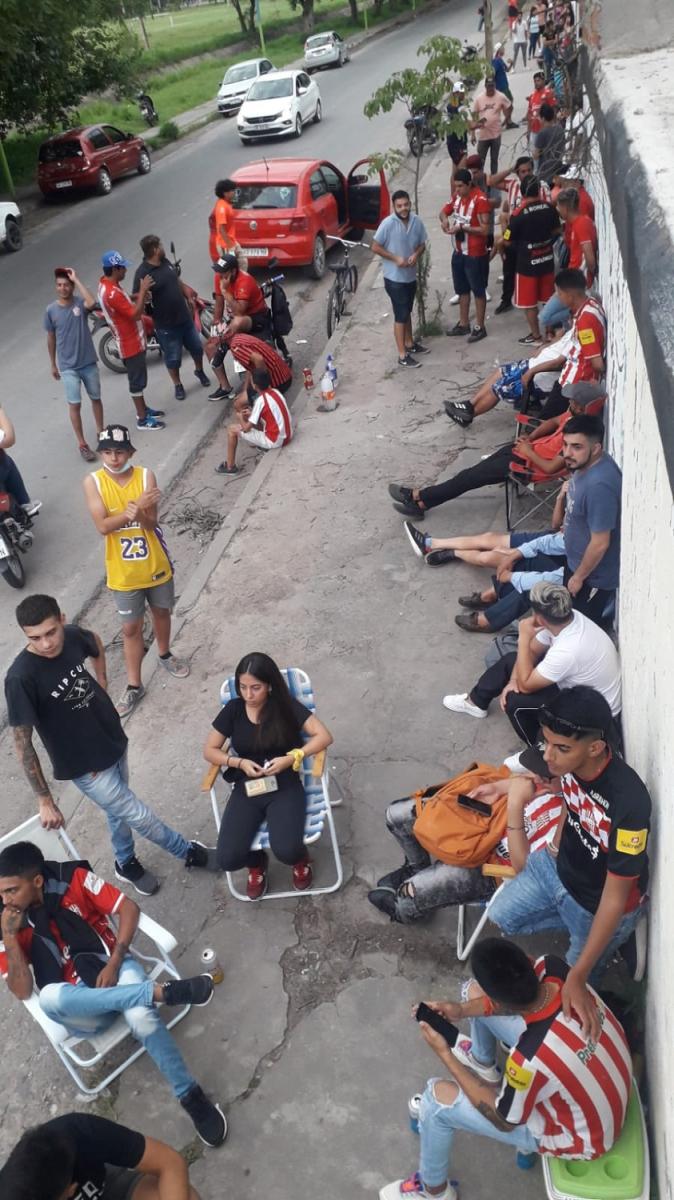 Los hinchas de San Martín hacen largas colas para conseguir una entrada