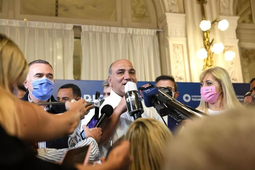 Osvaldo Waldo, Juan Manzur y Rossana Chahla en Casa de Gobierno.