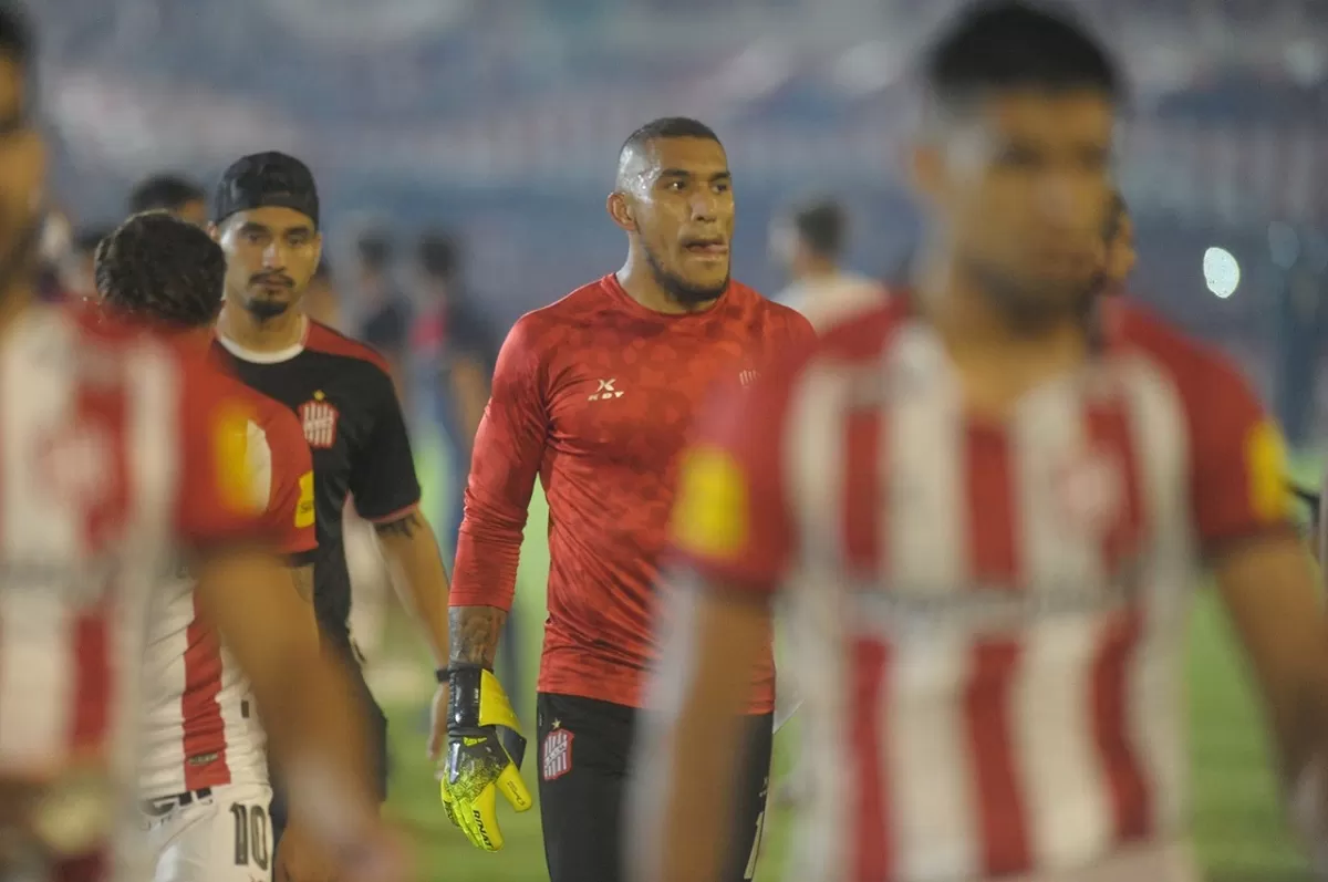 CON BRONCA. Arce se fue lamentando la derrota sufrida ante Tigre. LA GACETA/FOTO DE FRANCO VERA