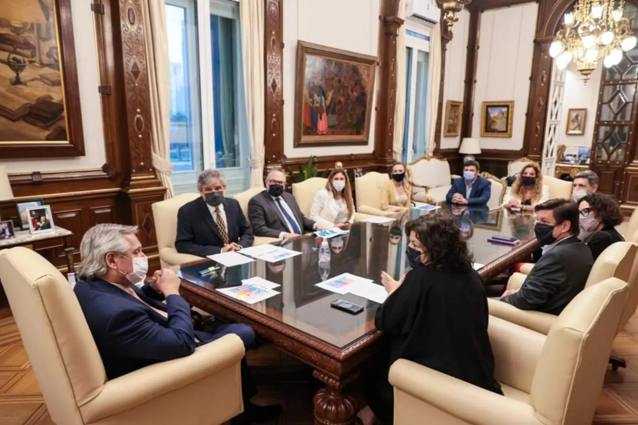 El presidente Alberto Fernández encabezó la reunión con la comisión.