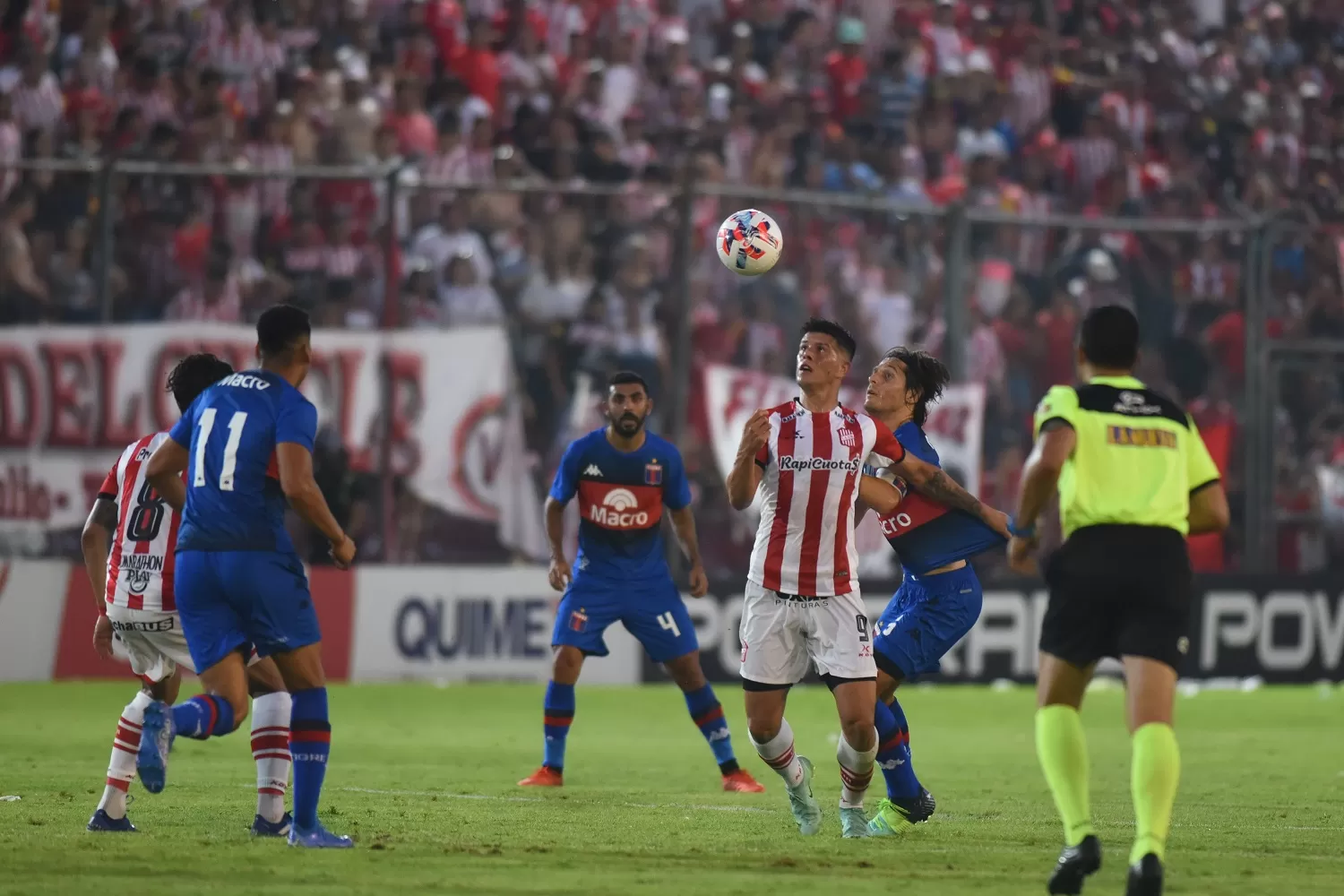 DUELO CLAVE. San Martín y Tigre se mostraron nerviosos en el primer tiempo. LA GACETA/FOTO DE DIEGO ARÁOZ 