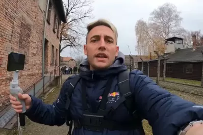 Un streamer argentino se convirtió en el primer latino en transmitir desde Auschwitz