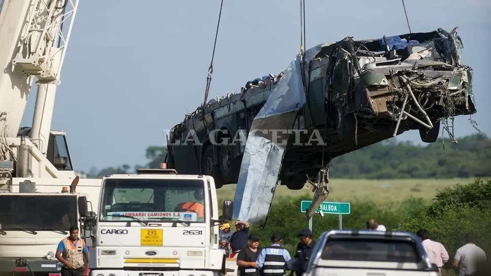 TRAGEDIA. Así quedó el colectivo, tras caer al río. 