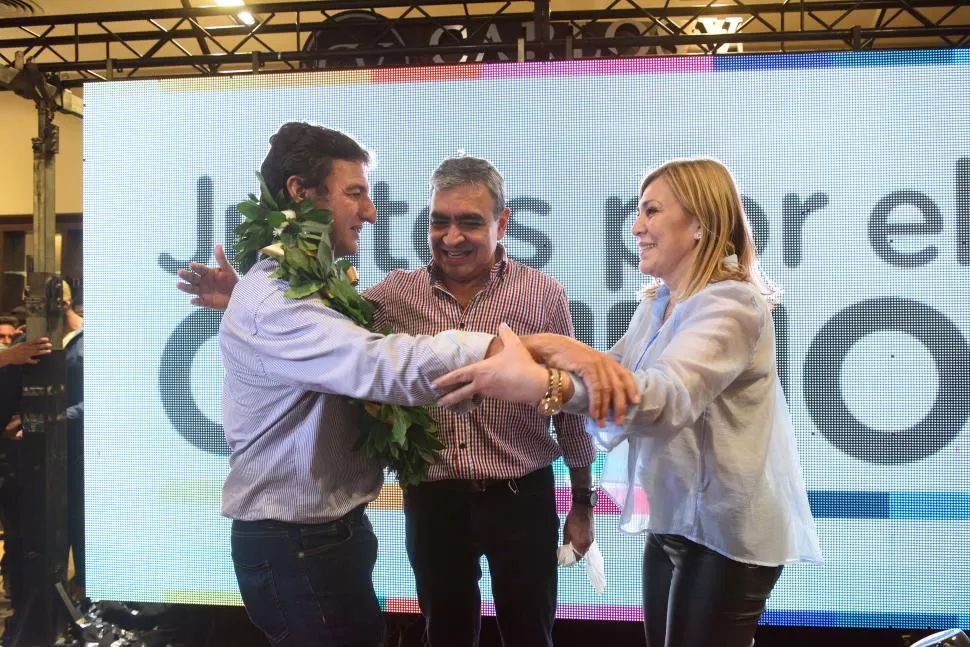 EN EL PODIO. Sánchez, coronado como en los  viejos tiempos, junto al senador electo Alfaro y la diputada nacional Ávila, que llegaría a la Cámara Alta.  