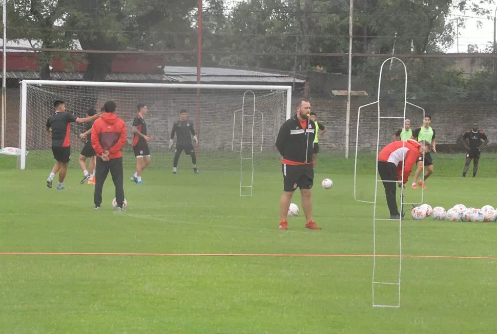 LA MÁS ALTA CONCENTRACIÓN. El entrenador Pablo De Muner trabajó fuerte con los jugadores en los pasados días en lo táctico, lo técnico y lo emocional. 