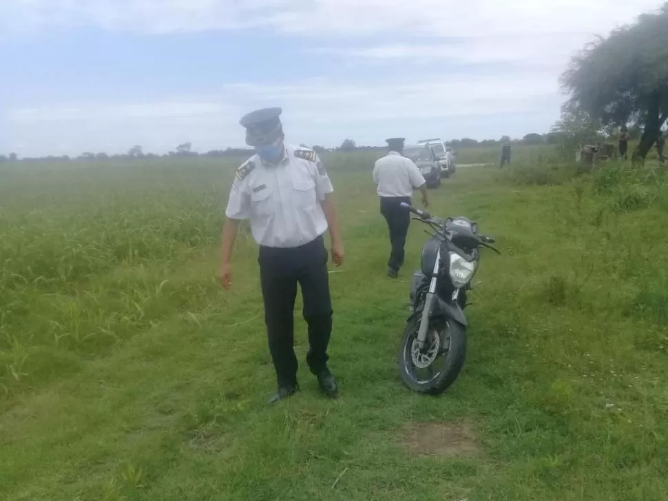 EL RODADO. El agresor se quedó sin nafta, abandonó su moto y siguió su huida a pie. 