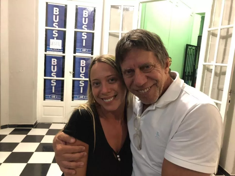 PADRE E HIJA. Ricardo y Josefina Bussi, anoche en el búnker de FR. 