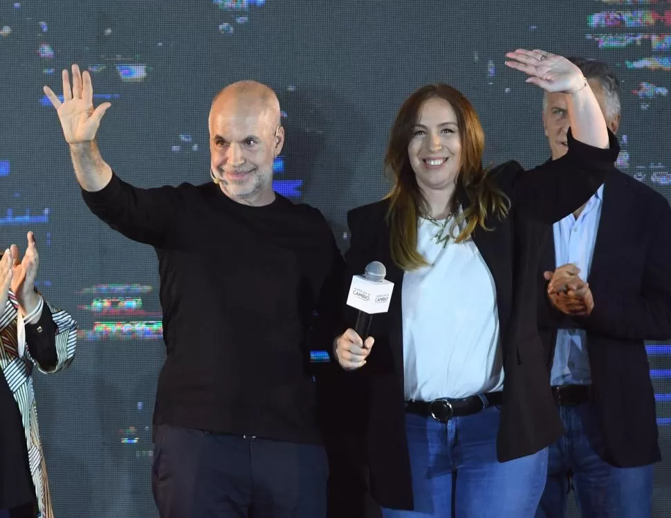 GANADORA. Vidal, quien se impuso en CABA, celebra con Larreta. 