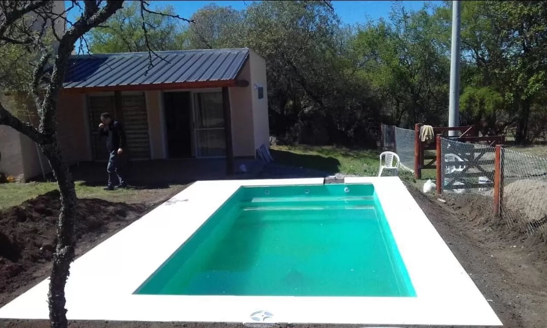 AL AGUA PATO. Más allá del alivio del chapuzón, las piletas nos ofrecen una experiencia completa: evadirse y disfrutar de un momento con la familia o los amigos. GENTILEZA JUAN SANTILLAN