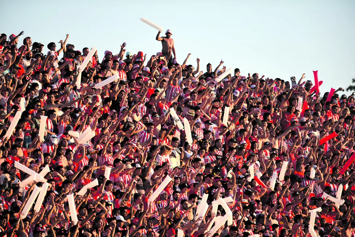 ALIENTO INCONDICIONAL. En la calurosa siesta tucumana, los simpatizantes del “Santo” empezaron a ingresar al estadio. Y ya durante el partido, se unieron en un solo grito para empujar al equipo.