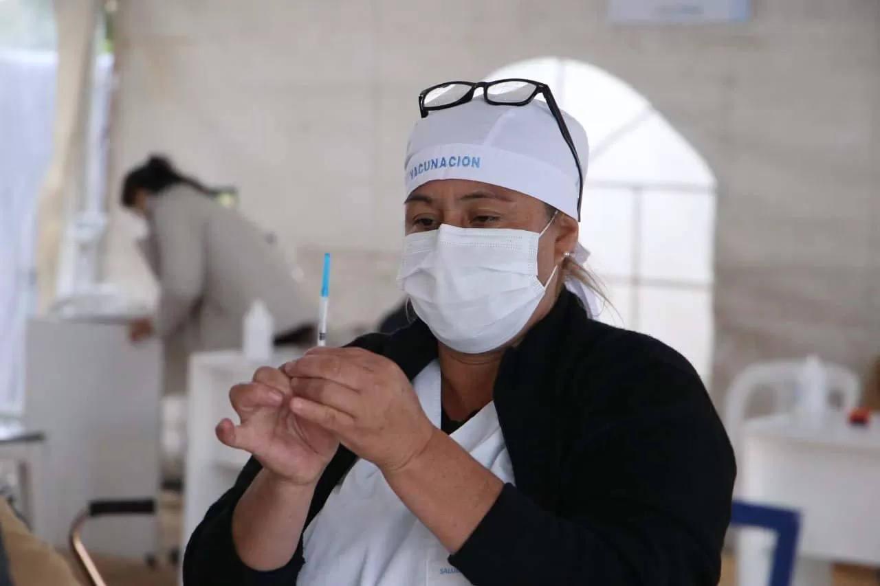 CAMPAÑA DE VACUNACIÓN EN TUCUMÁN. La tercera dosis se refiere a la administración de una dosis adicional como parte del esquema primario. FOTO PRENSA MINISTERIO DE SALUD