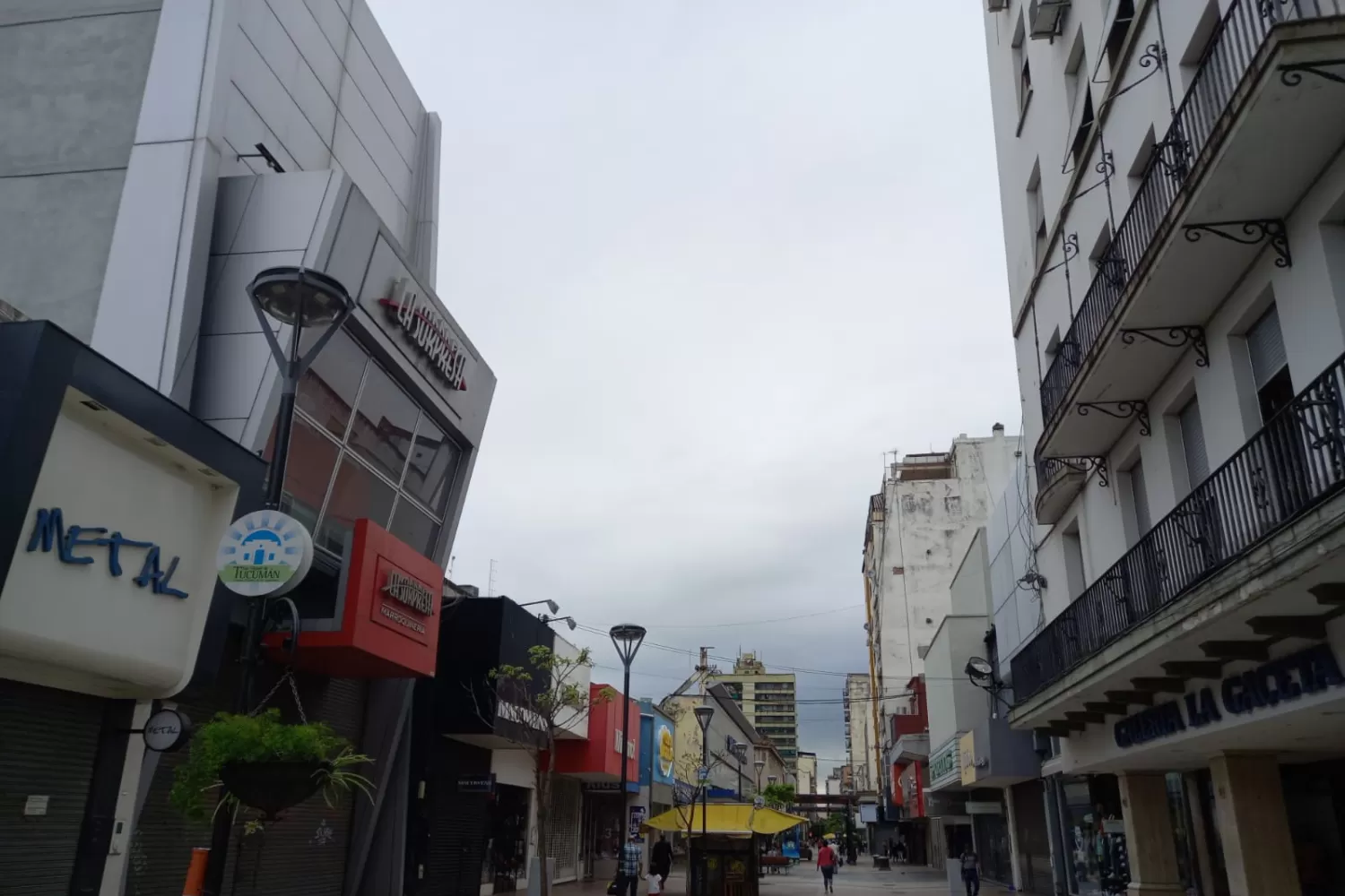 PRONÓSTICO DE LLUVIAS. En minutos, el cielo se puso gris en Tucumán.