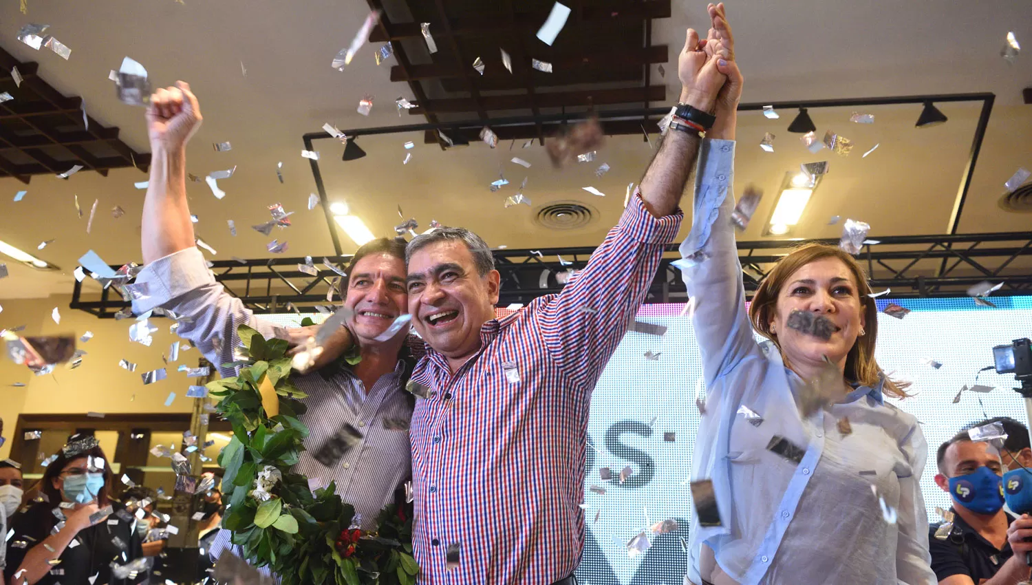 JUNTOS. Roberto Sánchez, Germán Alfaro y Beatriz Ávila, durante los festejos en el búnker de Juntos por el Cambio.