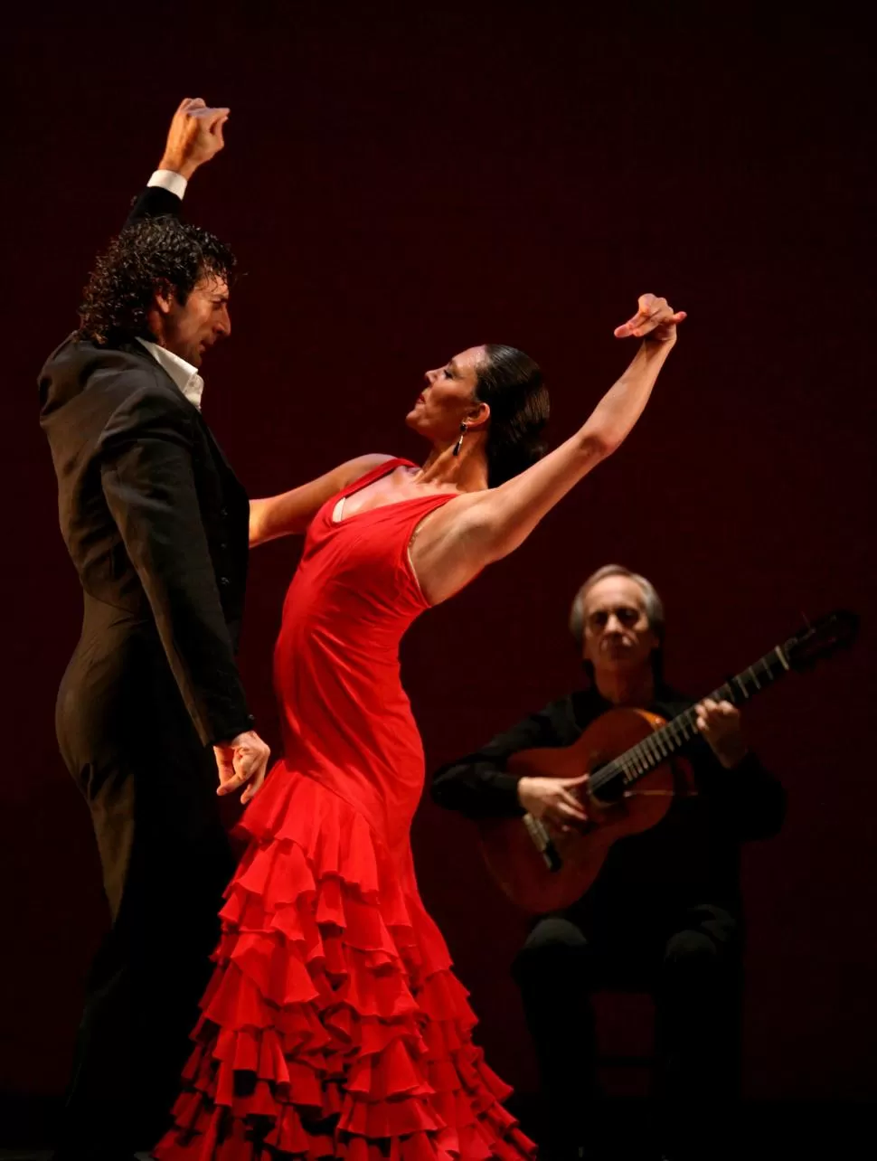 LA ESENCIA. Bailarines que respiran flamenco al son de la guitarra interminable del gran Paco Peña. 