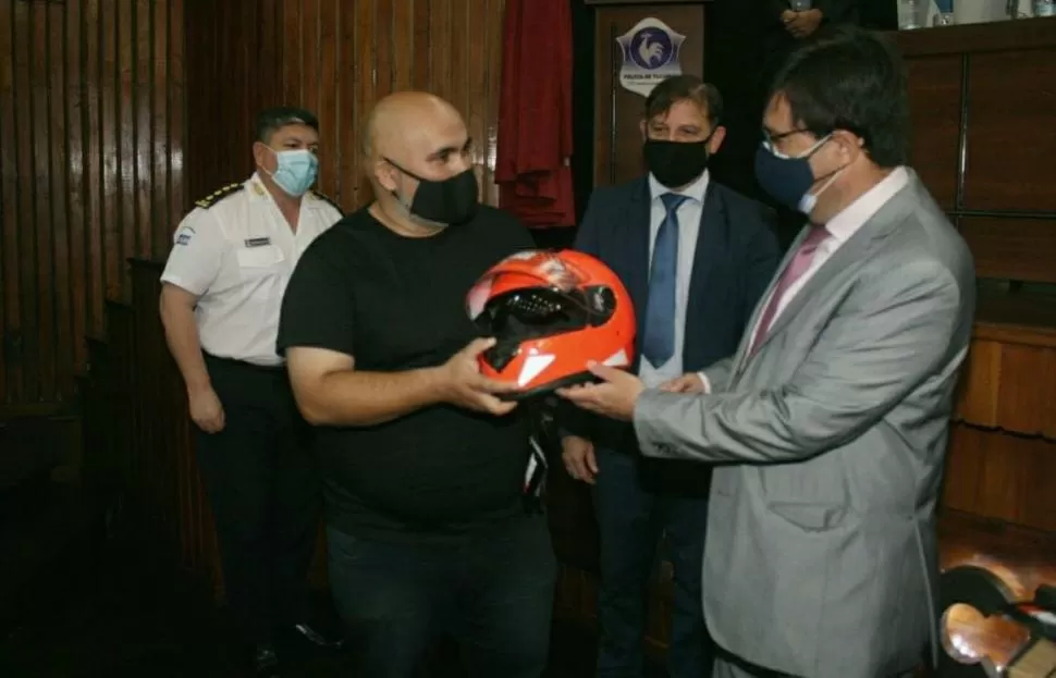 ACTO. El ministro entrega elementos de seguridad 