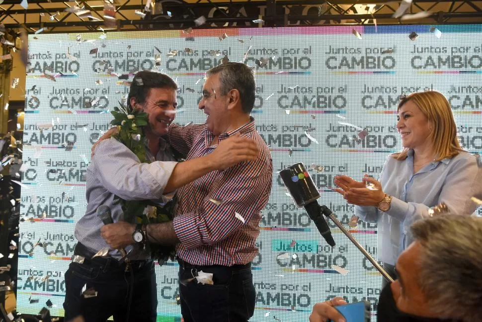 DOS INTENDENTES FUNDIDOS EN UN ABRAZO. El radical Roberto Sánchez y el peronista Germán Alfaro. 