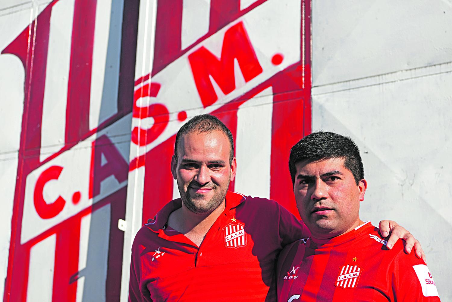 CON COMPAÑÍA. Martín Berta (izquierda), con Ramiro Villa y el escudo de fondo.