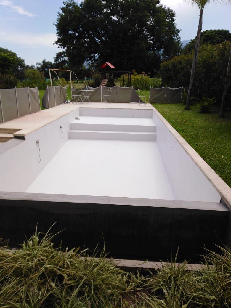 LAS FORMAS IMPORTAN. Una de las piscinas que el arquitecto Kern construyó en un country de Yerba Buena. GENTILEZA GERMAN KERN