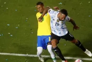 Suspendieron a los árbitros de Argentina-Brasil que no sancionaron el codazo de Otamendi a Raphinha