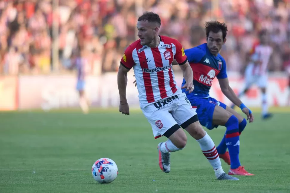 DE LO MEJOR. Nicolás Sansotre es uno de los futbolistas más regulares que tiene el plantel. Contra Tigre, otra vez, fue uno de los que tuvo mejor rendimiento. LA GACETA / FOTO DE DIEGO ÁRAOZ