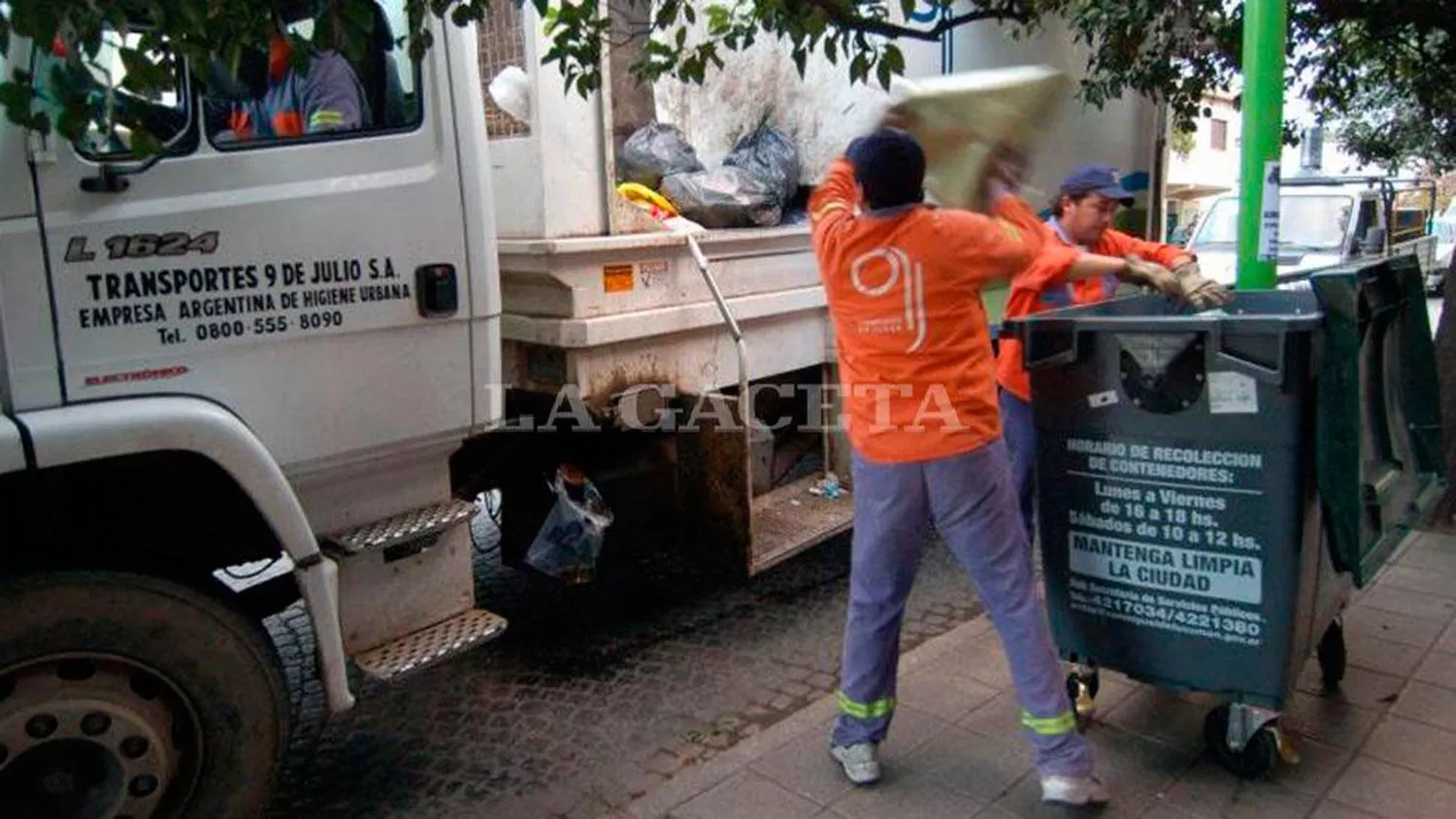 DEL CONTENEDOR AL CAMIÓN. Servicio de recolección de residuos.