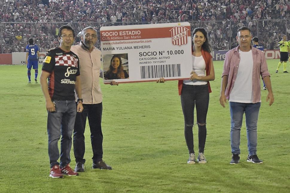 FELIZ. María Yuliana posa, sonriente, con su carnet gigante de socio 10.000.  