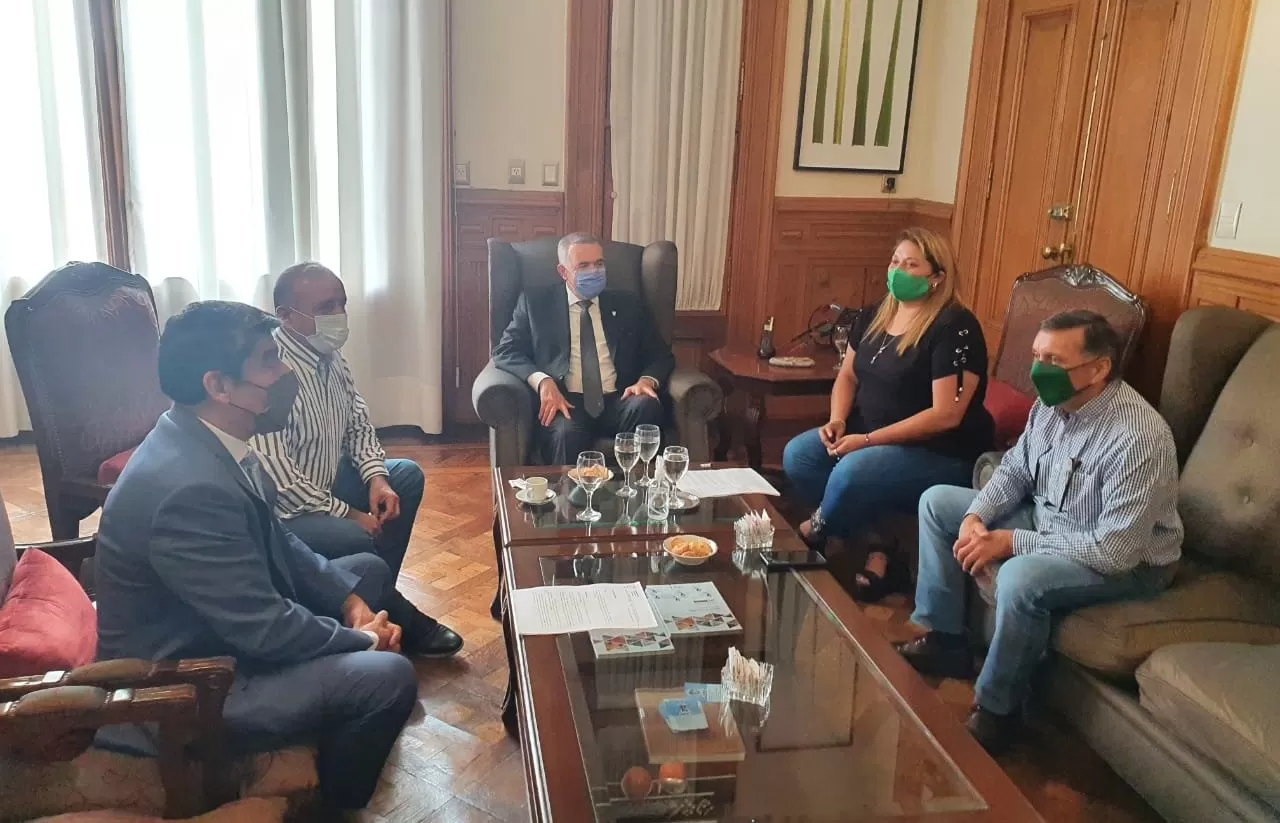 EN CASA DE GOBIERNO. Jaldo recibió al intendente Caliva y a referentes de ATE por el conflicto en Tafí del Valle. Foto: Prensa Gobernación