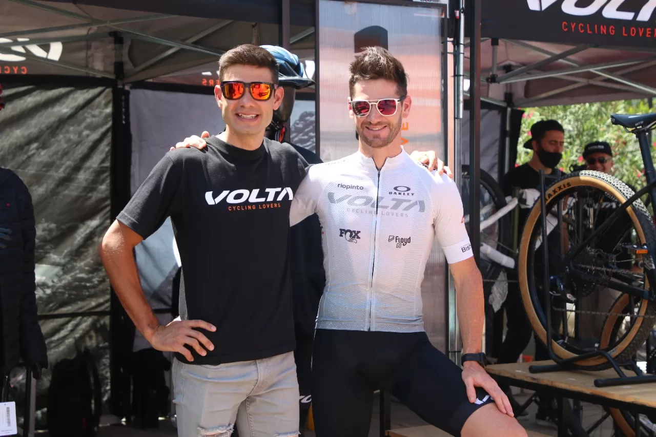 LAS PRINCIPALES ATRACCIONES. Darío Gasco y Catriel Soto estuvieron en la Expo-Bici y los fanáticos del mountain bike aprovecharon para hacerles preguntas y sacarse fotos junto con sus ídolos. 