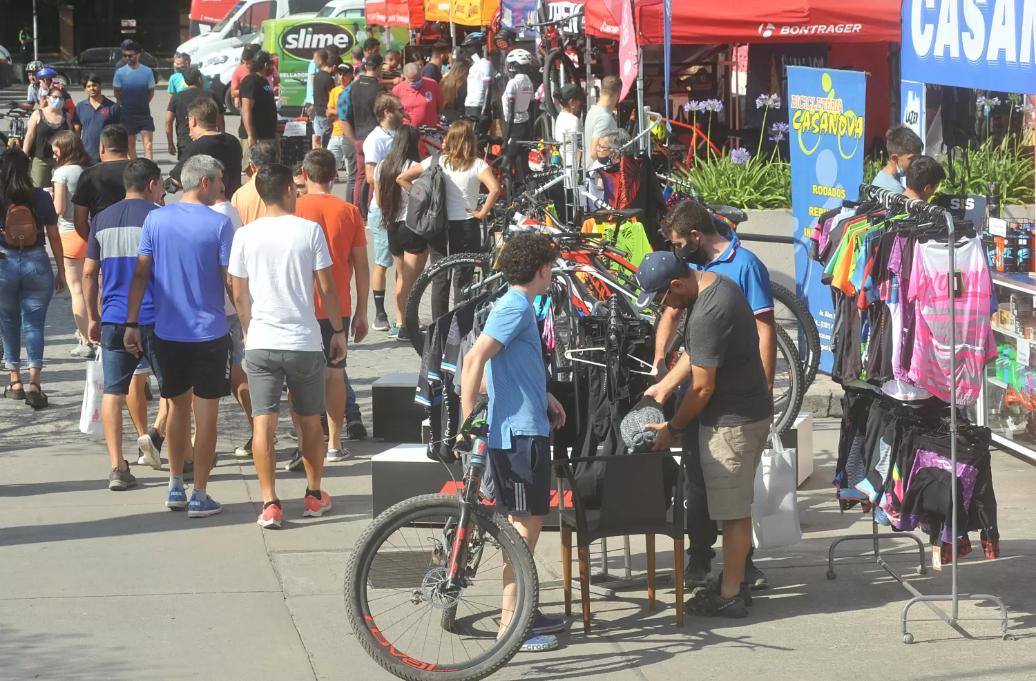 MÁS DE UNA VEZ. Algunos fueron por segunda ocasión a visitar la exposición de los patrocinadores. En el último de los dos días, hubo mayor concurrencia. 