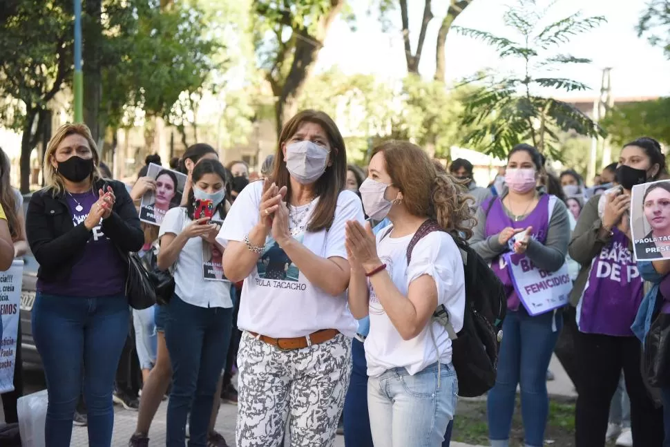 RECLAMO. “Quiero saber por qué no escucharon a mi hija, por qué archivaron las causas”, dice Mariela. 