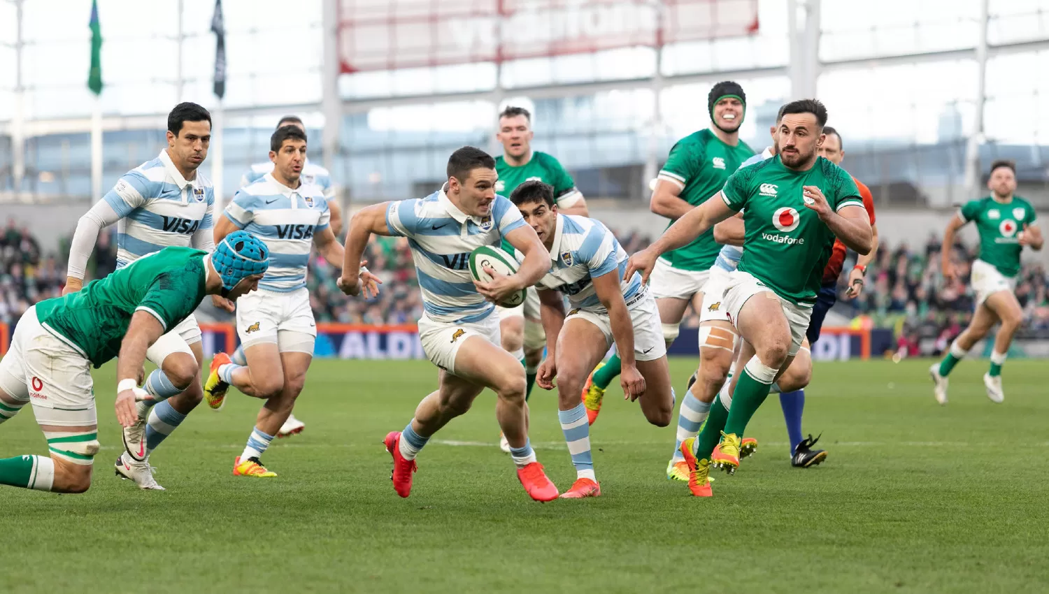 AL INGOAL. El tucumano Carreras pisó para adentro y se encaminó hacia el primer try del partido.