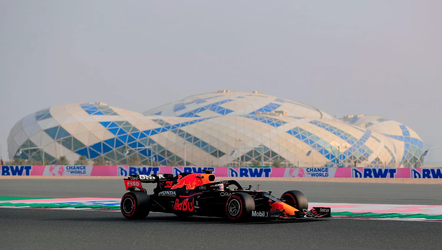 CAMPEÓN. Verstappen rompió la hegemonía de Hamilton en una temporada memorable