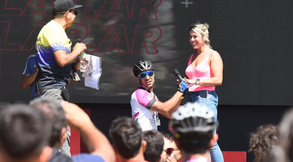 ATENCIÓN. José se arrodilló frente a Melisa, mientras el animador, “Rody” Acosta, relataba a miles de personas lo que pasaba.